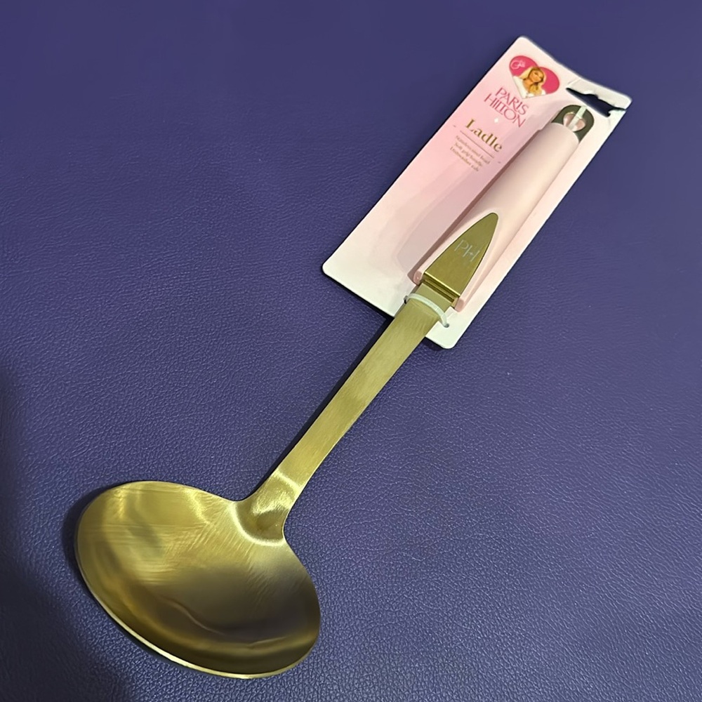 NWT Paris Hilton 🎀 Ladle with pink silicone handle & heart detail in gold